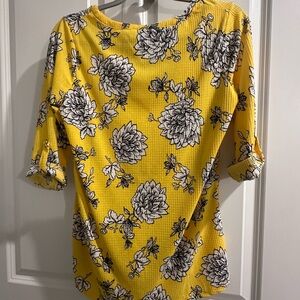 Yellow Floral mid-sleeve dress shirt.